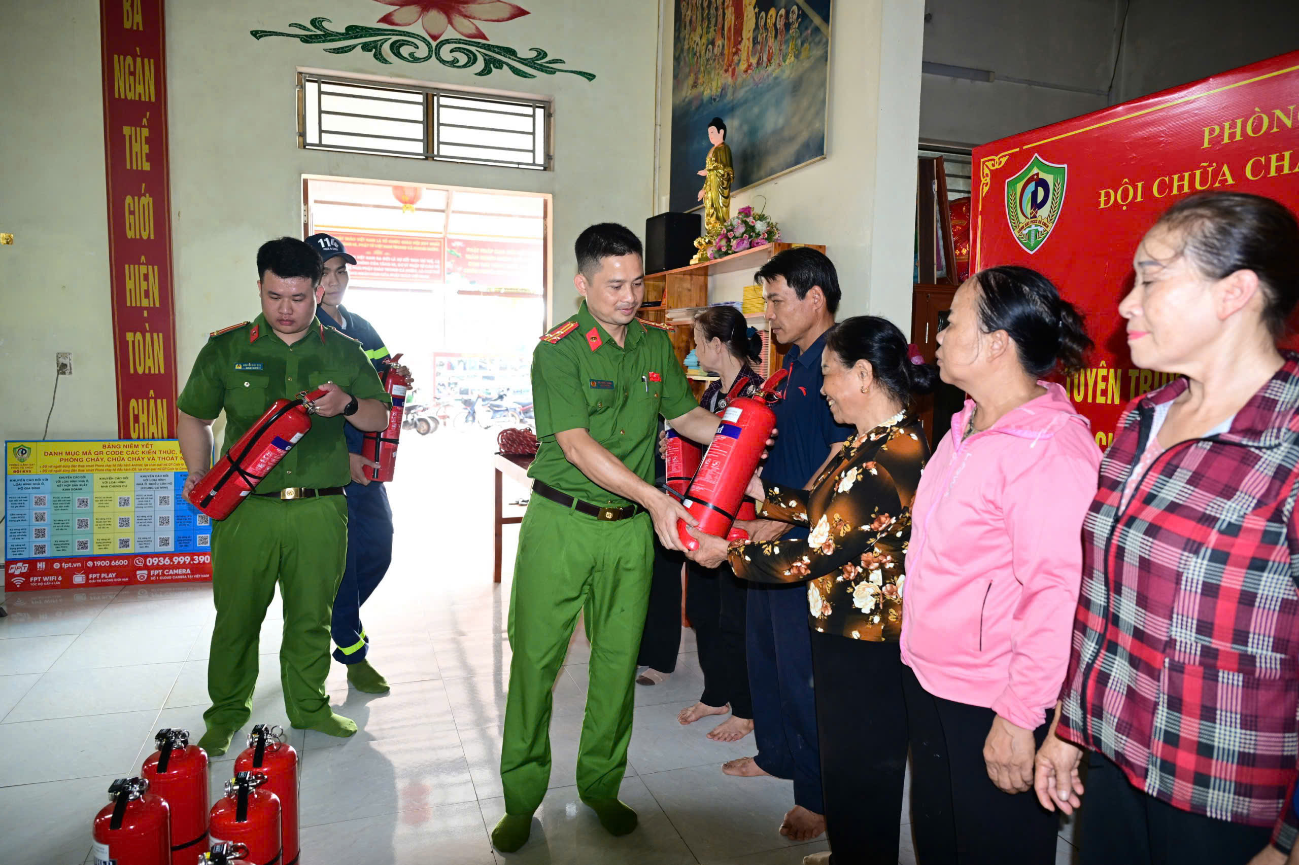 Đội Chữa cháy và Cứu nạn, cứu hộ khu vực 5: Tuyên truyền PCCC và tặng quà tri ân Ngày Thương binh - Liệt sĩ